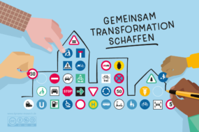 Das Bild zeigt die Silhouette einer Stadt, in die verschiedene Symbole geklebt werden. Mehrere Personen gestalten
                            das Bild gemeinsam. Auf dem Bild steht: Gemeinsam Transformation schaffen.
